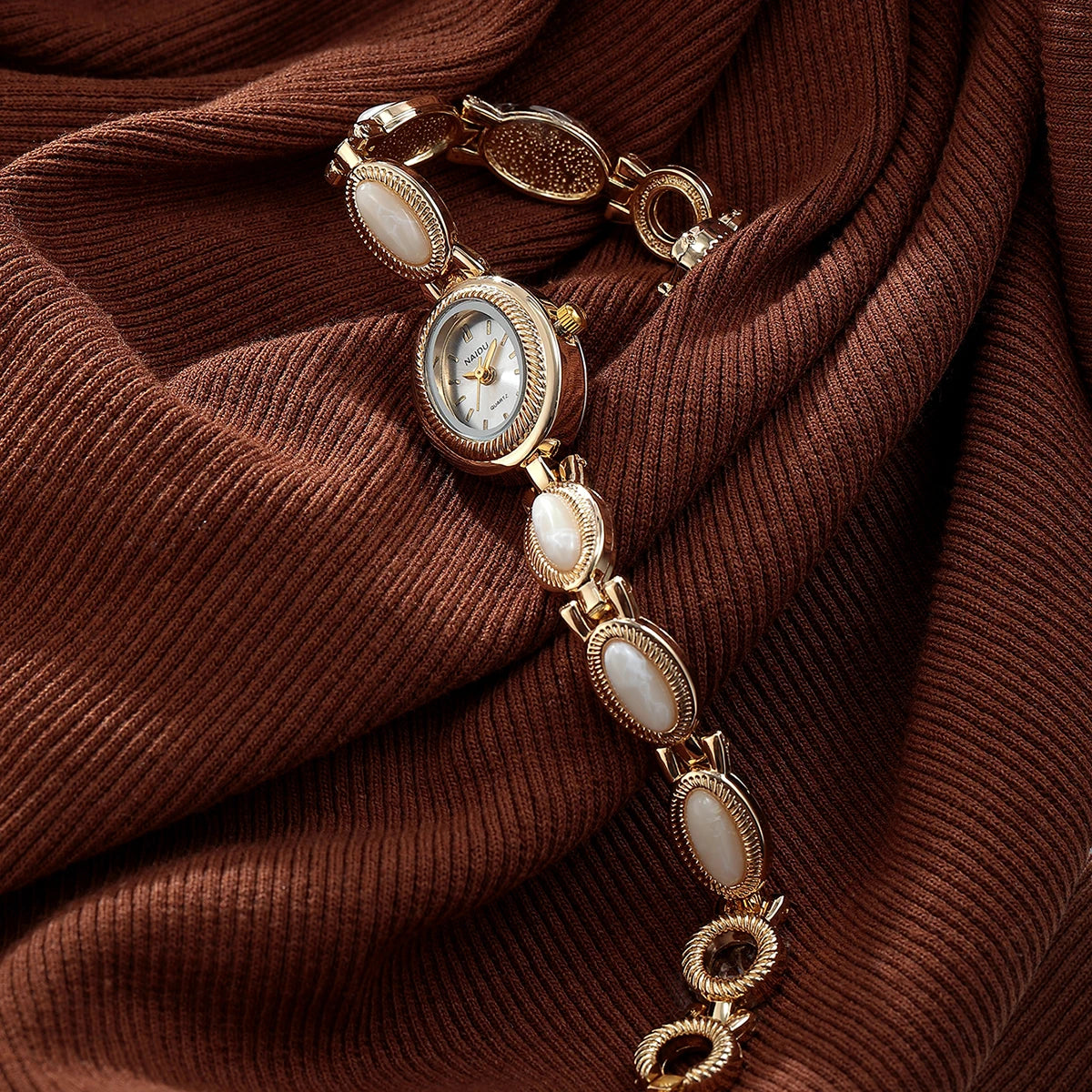Gold Vintage College Style Fashion Ladies Watch Suitable for Daily Wear